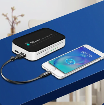 Kompaktiškas XM42 modemo dydis palyginus su delnu